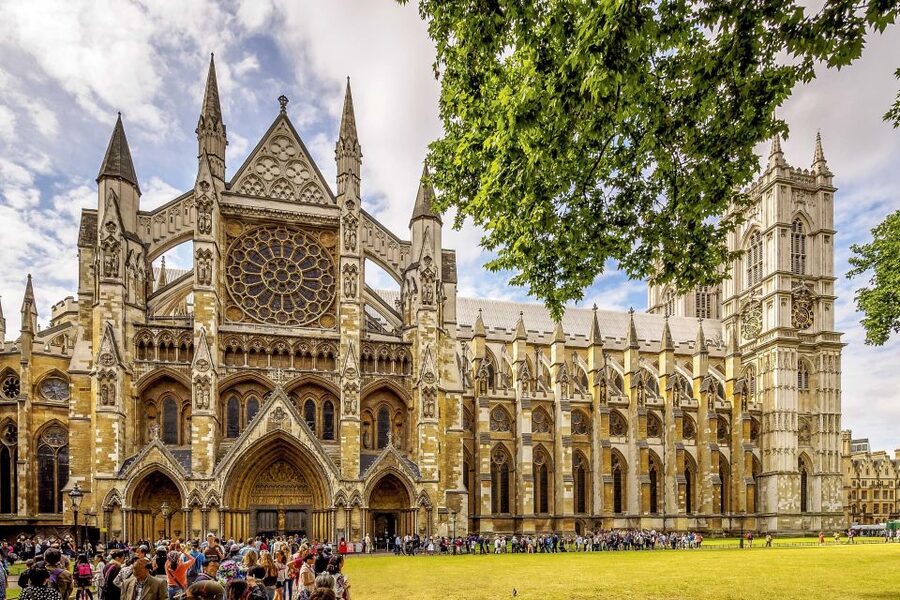 London: Vintage Bus Tour and London Eye Ticket - A short Thames cruise with Shakespeare and HMS Belfast