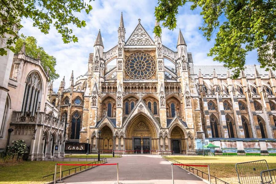 London: Westminster Abbey, Big Ben & Buckingham Guided Tour - A short pause before the royal route