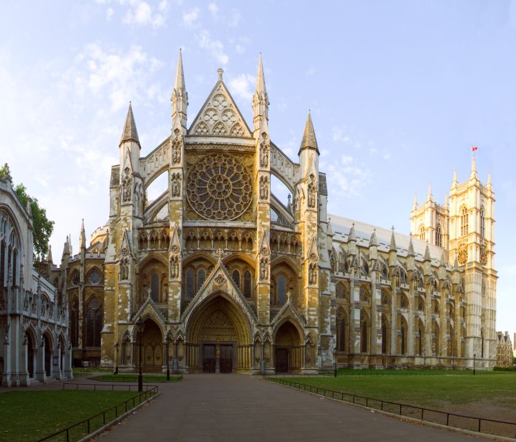 London: Westminster Abbey & Churchill War Rooms Walking Tour - Starting at Green Park and Buckingham Palace