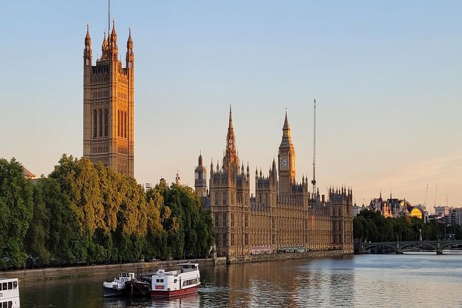 London Westminster Abbey French Tour with Fast-Track Tickets - Starting beside Churchill in Parliament Square