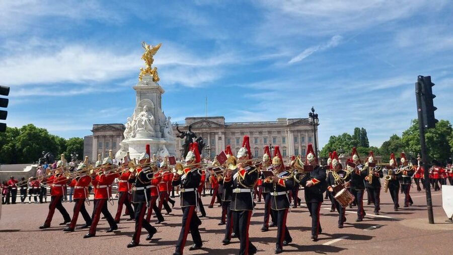 London: Westminster and Changing of the Guard Tour - St James’s Park: parakeets, pelicans, and a breather