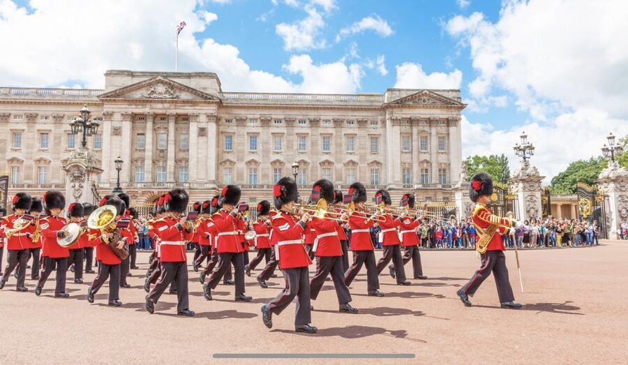 London: Westminster and Changing of the Guard Tour - Downing Street and Horse Guards Parade