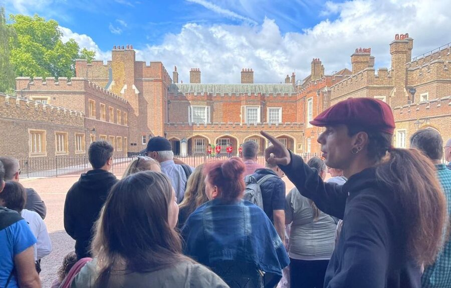 London: Westminster and Changing of the Guard Tour - Finding the meeting point at Green Park