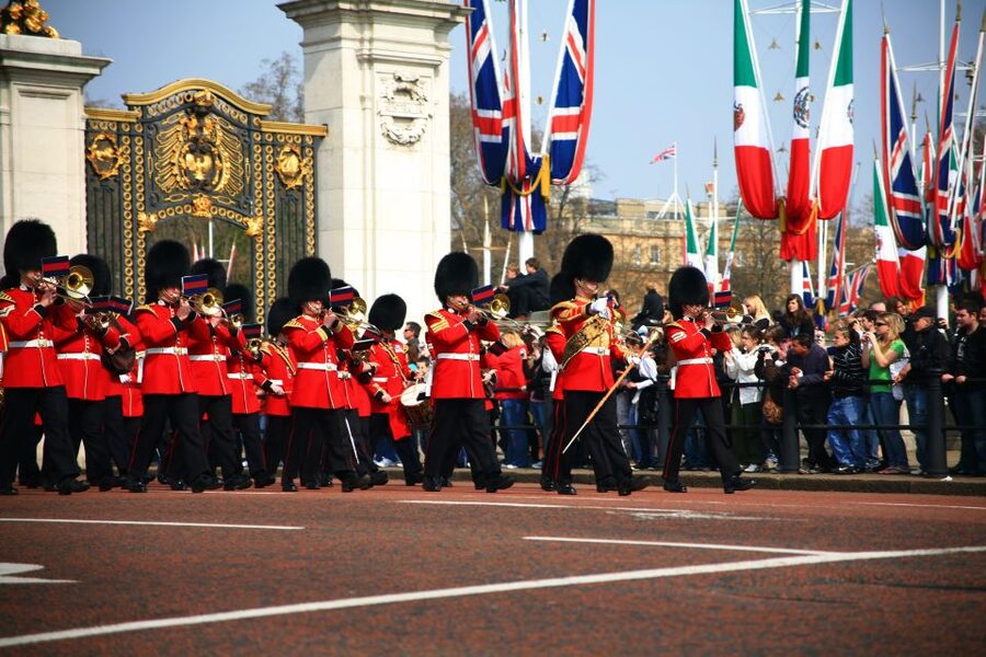 London Westminster - Guided Walking Tour 12 guests 2,5h - St James’s Palace and Buckingham Palace