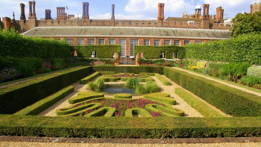 London: Windsor Castle & Henry VIII's Hampton Court Palace - Should you book it?