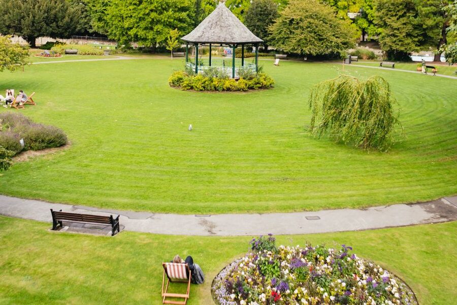 London: Windsor Castle, Stonehenge & Bath Full-Day Tour - Who should book this tour?