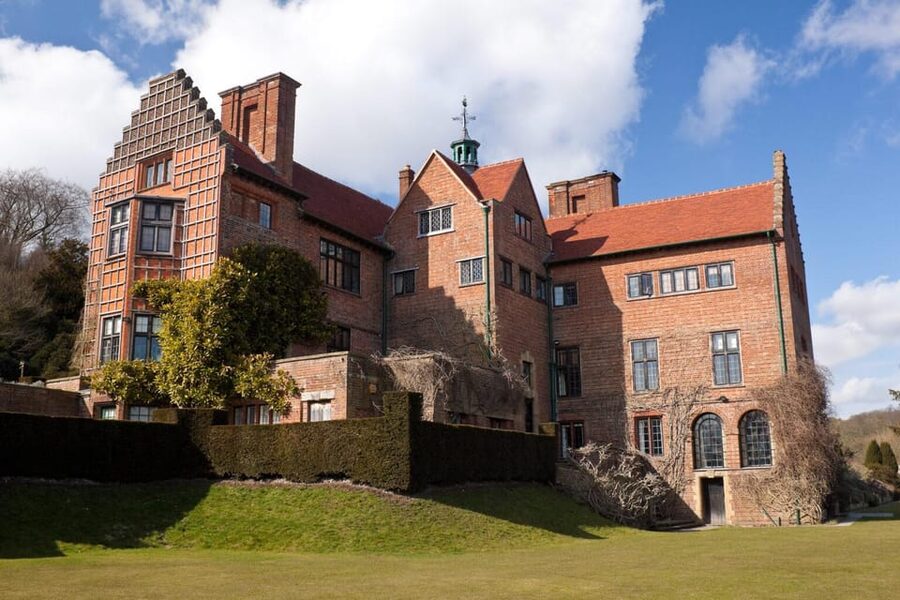 London: Winston Churchill Family Home with Transportation - The 9am pickup from your London accommodation