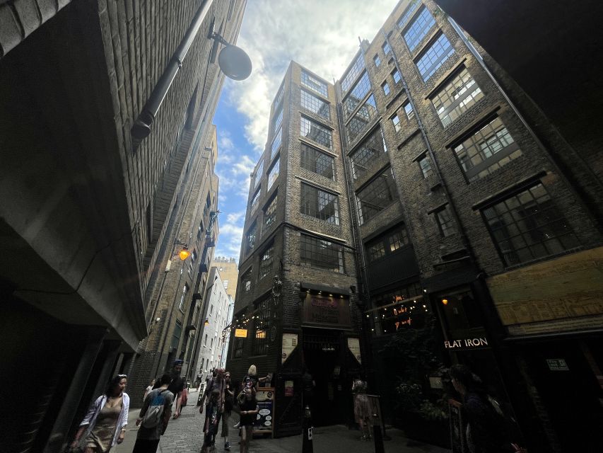 London: Witches and History Bankside Walking Tour - Southwark Cathedral and the first layer of old London