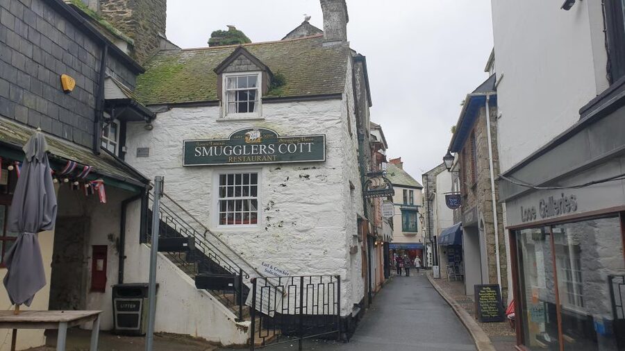 Looe: Beyond Paradise TV Locations Tour - Looe Bridge and the first chance for a photograph