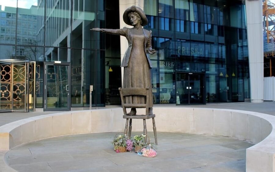 Manchester: City Walking Tour & Exploration Game - Piccadilly and the connection to an American hero