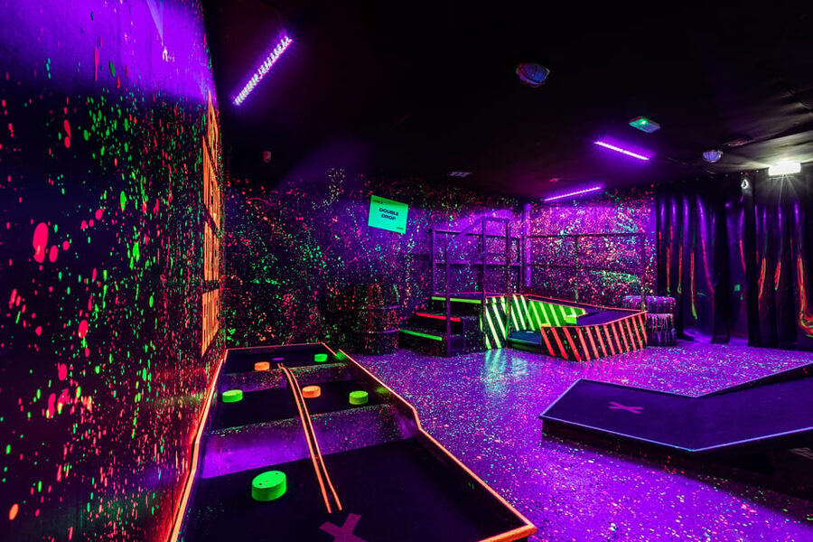 Manchester: Junkyard Golf Club Tickets for 9 or 18 Holes - Drinks, payment, and the practical rules