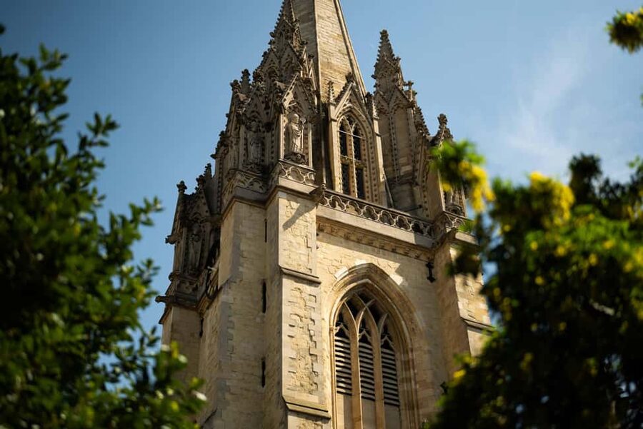 Oxford: Alumni-Led Walking & Punting Tour w/opt New College - Key points at a glance