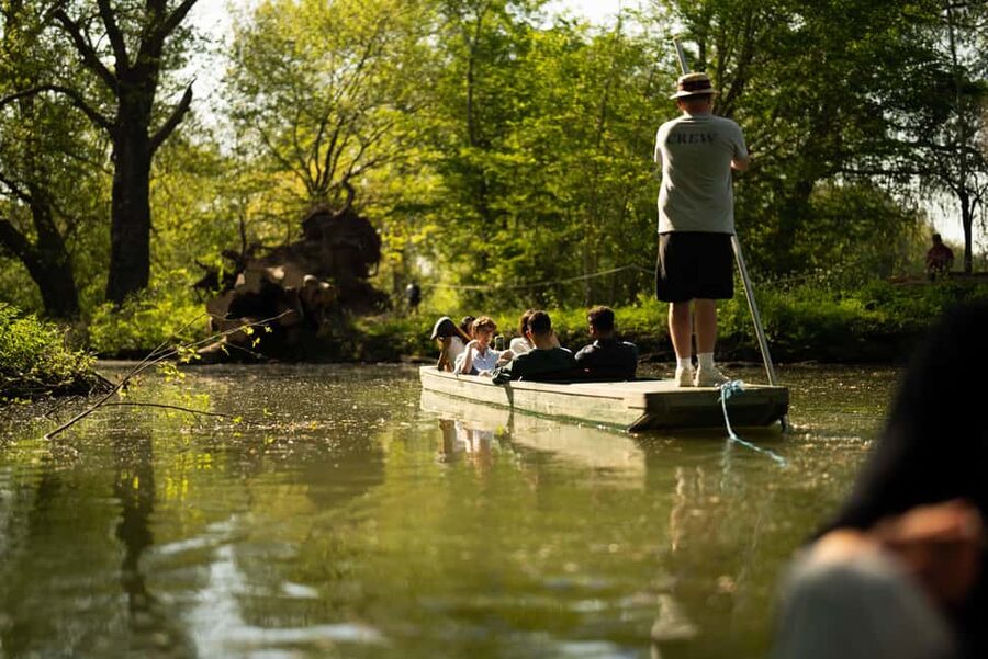 Oxford: Alumni-Led Walking & Punting Tour w/opt New College - Literary Oxford, from Narnia to Alice in Wonderland