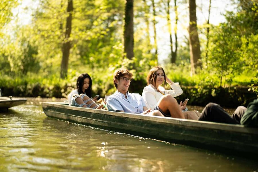 Oxford: Alumni-Led Walking & Punting Tour w/opt New College - Seeing Oxford through student and alumni eyes
