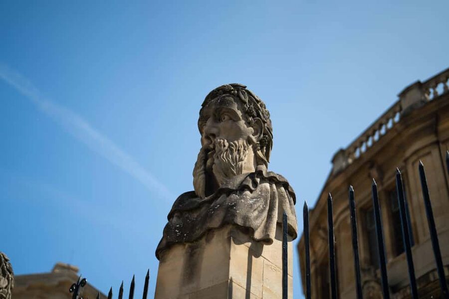 Oxford: Alumni-Led Walking Tour w/New College Entry Option - Oxford through Narnia, Alice, and His Dark Materials