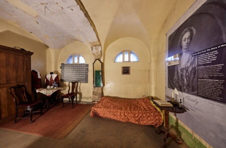 Oxford Castle and Prison: Guided Tour - Meeting your costumed guide at the castle