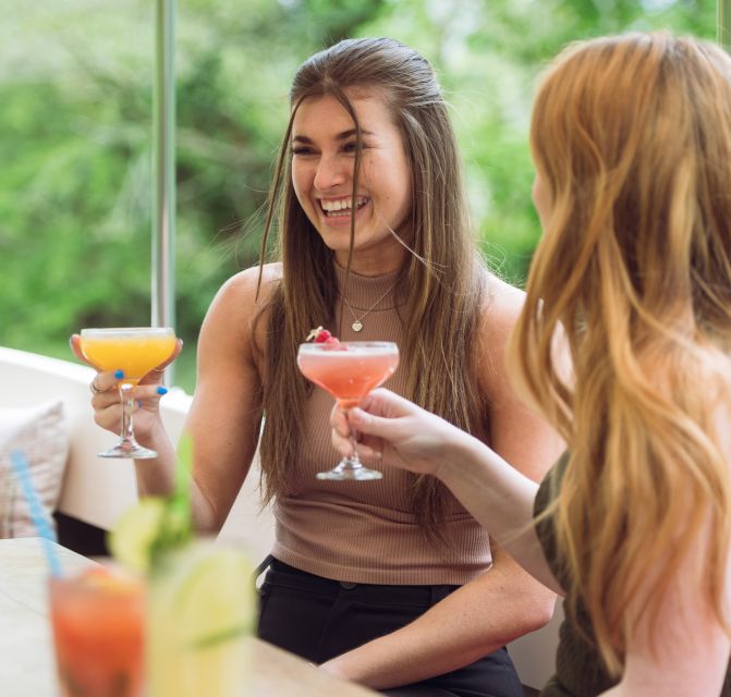 Oxford: Evening Sightseeing River Cruise with a Cocktail - Choosing a seasonal cocktail before boarding