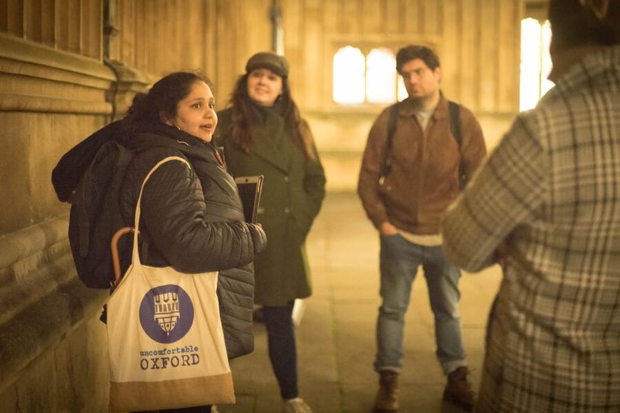 Oxford: Haunted Oxford Tour - by Uncomfortable Oxford™ - Meeting the guide at the Martyr’s Memorial