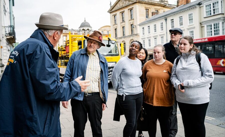 Oxford: Historic Pubs & Taverns Guided Walking Tour - Meeting at Carfax Tower and Walking into the Old City
