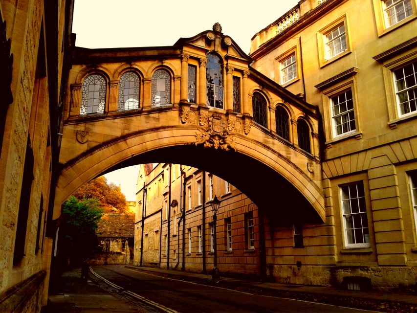 Oxford: Pre-Raphaelite Walking Tour with Exeter College - Exeter College, the chapel, and the Magi artwork
