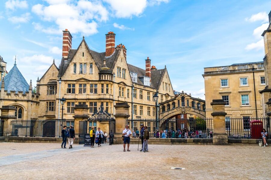 Oxford: Private Express Walk with a Local in 60 minutes - Tom Tower and Christ Church