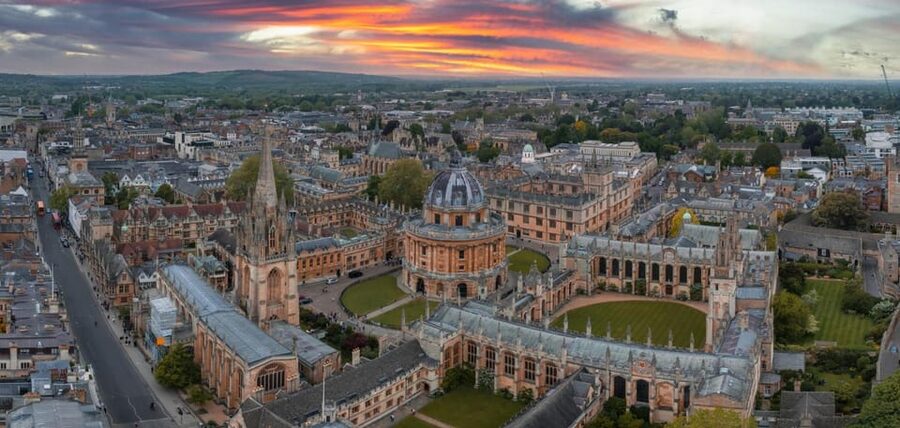 Oxford: Private Express Walk with a Local in 60 minutes - Radcliffe Camera and the dreaming spires