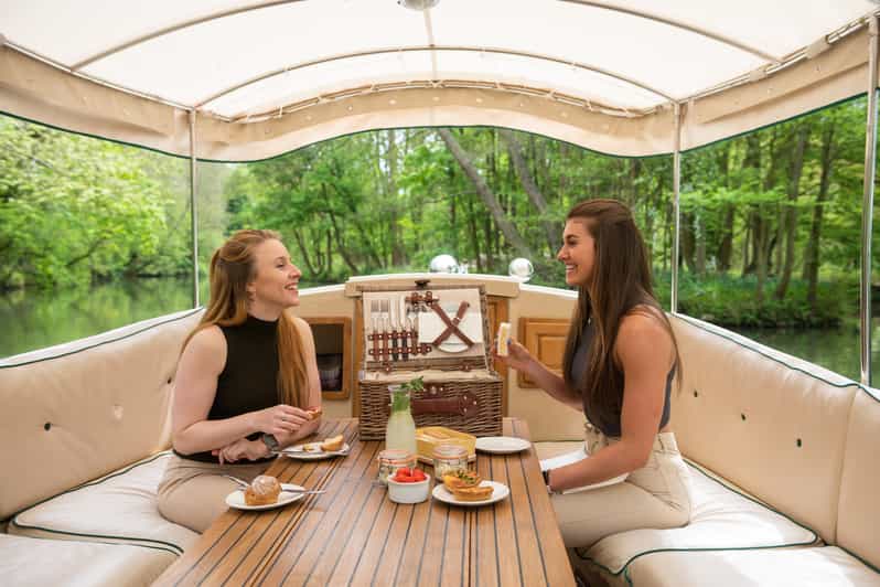 Oxford: Scenic Sightseeing Cruise with Gourmet Picnic - Passing through the lock and stopping at the riverside inn