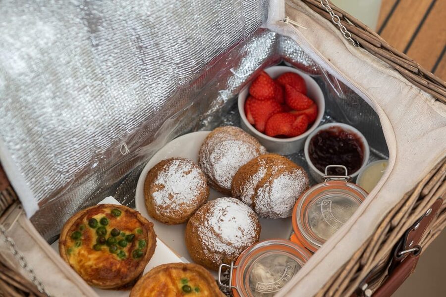 Oxford: Scenic Sightseeing Cruise with Gourmet Picnic - Weather, timing, and comfort advice