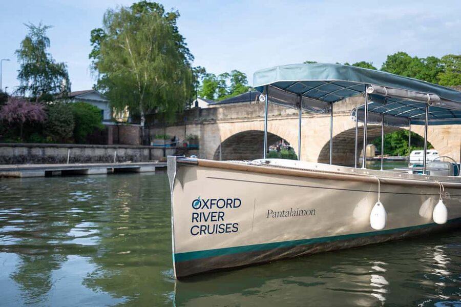 Oxford: Sightseeing River Cruise - The university rowing houses and Oxford’s river culture