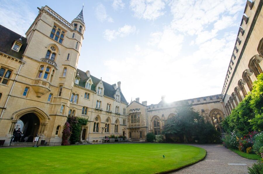 Oxford: University and City Walking Tour with Alumni Guide - The Bodleian Library and Oxford’s Working Traditions