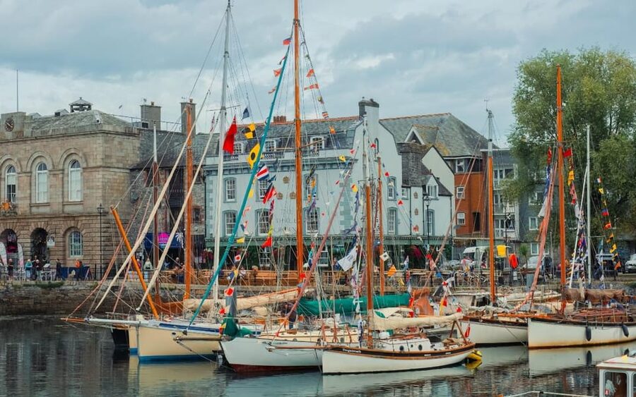 Plymouth: City Walking Tour & Exploration Game - What $37 means for a group of five