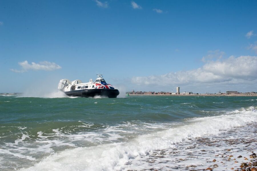 Portsmouth: Hovercraft Flight to the Isle of Wight - Boarding at Southsea