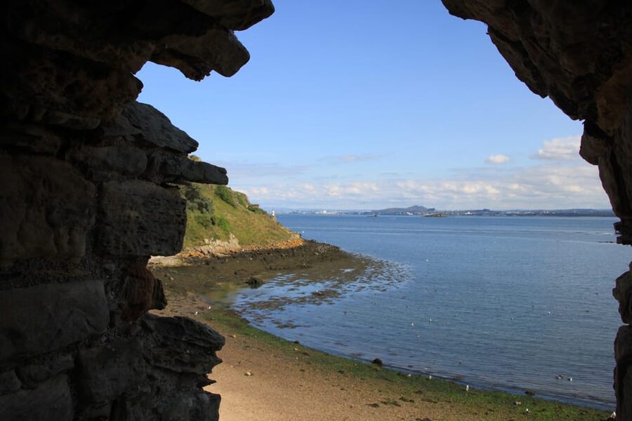 Queensferry: Sightseeing Cruise to Inchcolm Island - A short island walk with gulls, beaches, and defenses