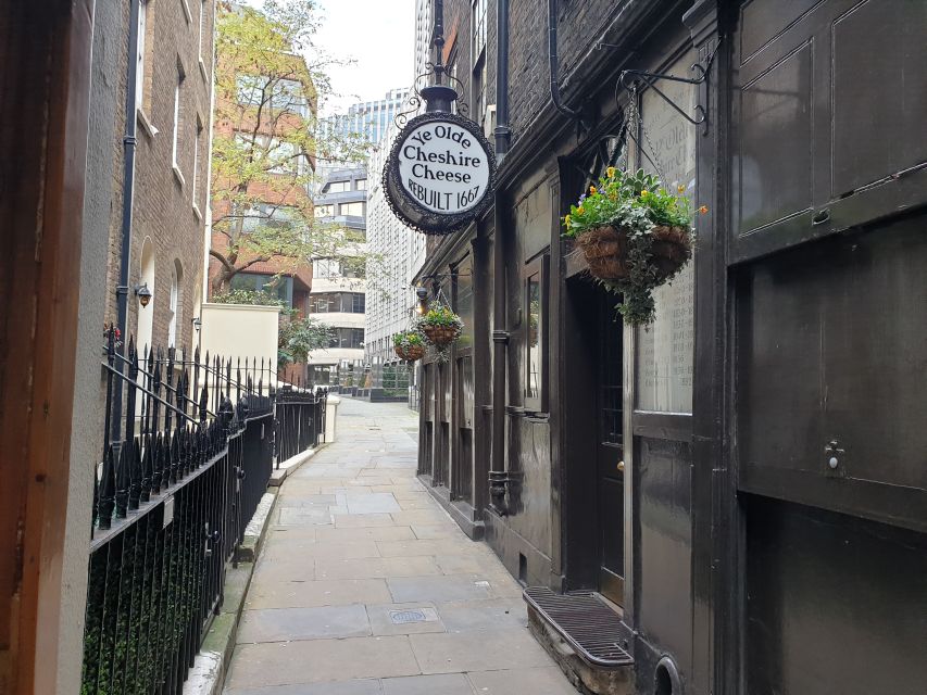 Roman Ruins to Blitz Bombings: London's Fiery History - Why this City of London walk works