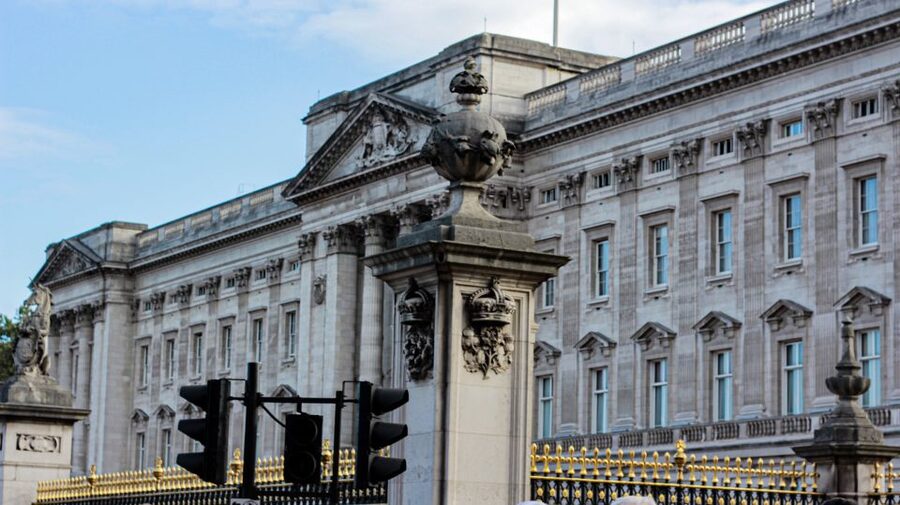 Royal London: from Tudors & Stuarts to Windsors Walking Tour - Meeting the guide beside Westminster Abbey