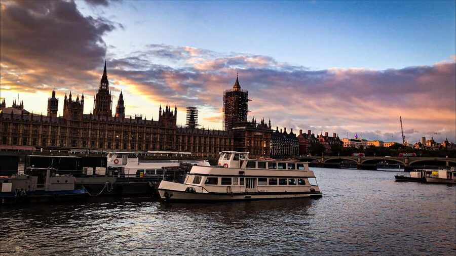 Royal London: from Tudors & Stuarts to Windsors Walking Tour - Buckingham Palace and the Victorian monarchy