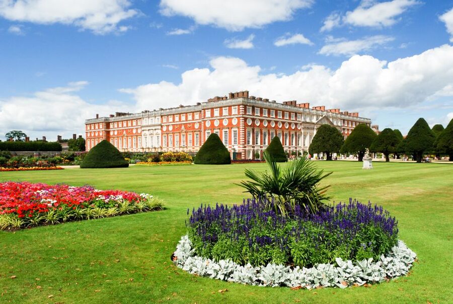 Skip-the-line Hampton Court Palace from London by Car - The Royal Chapel and the Haunted Gallery