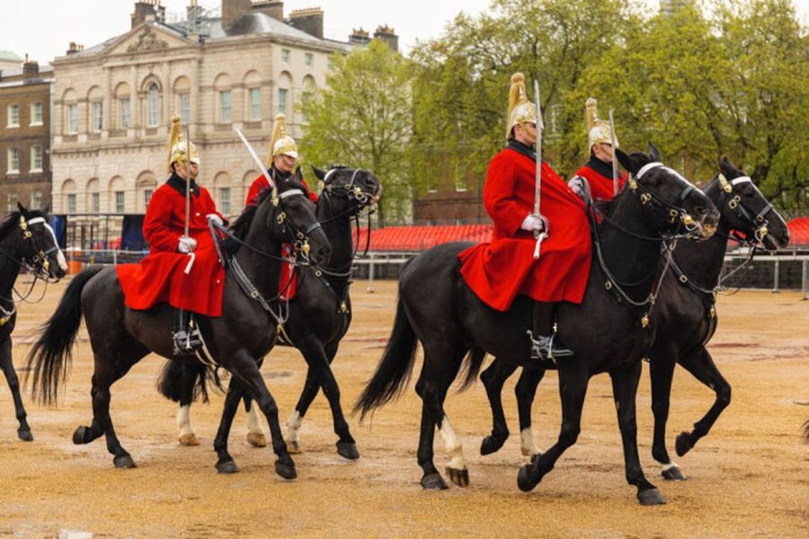 Skip the line Westminster Abbey & Guard Change Ceremonies - Horse Guards Parade and the mounted King’s Life Guard