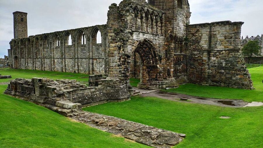 St Andrews: Guided Walking Tour, 12pm, 2pm daily - St Andrews Harbour and the medieval city