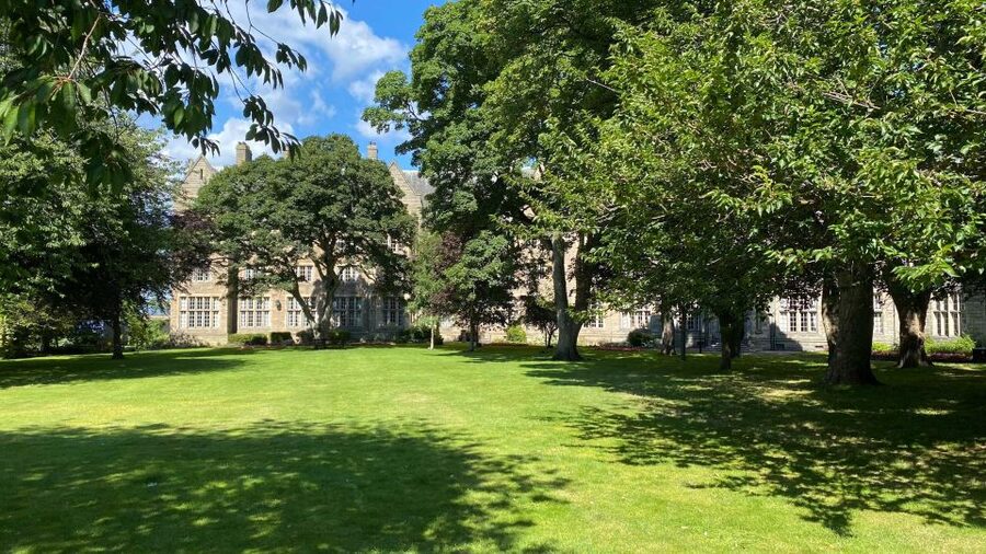 St Andrews: Town, Golf, and Old Course History Tour - Walking the Scores toward the Old Course