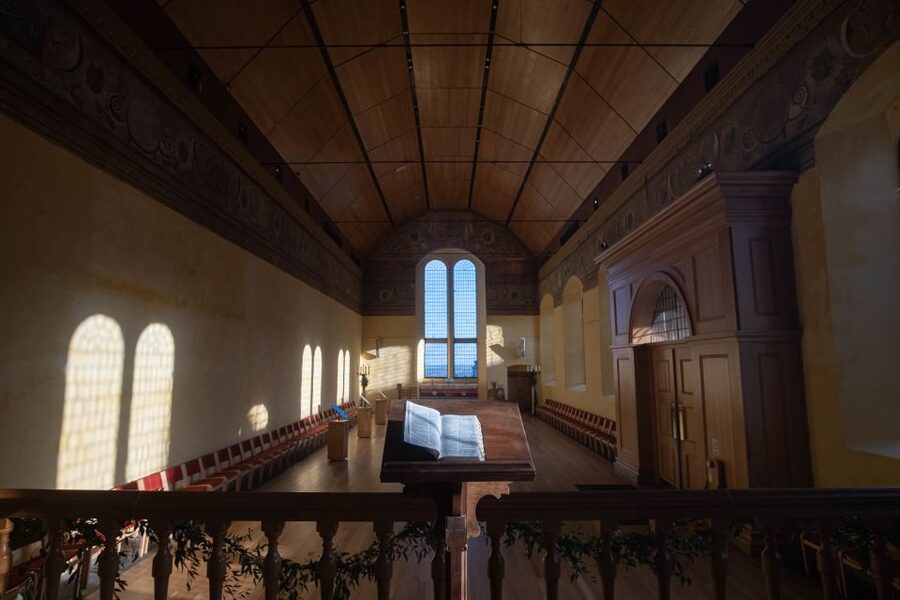 Stirling Castle: Skip-the-Line Guided Tour in Spanish - Weather, bags, and accessibility