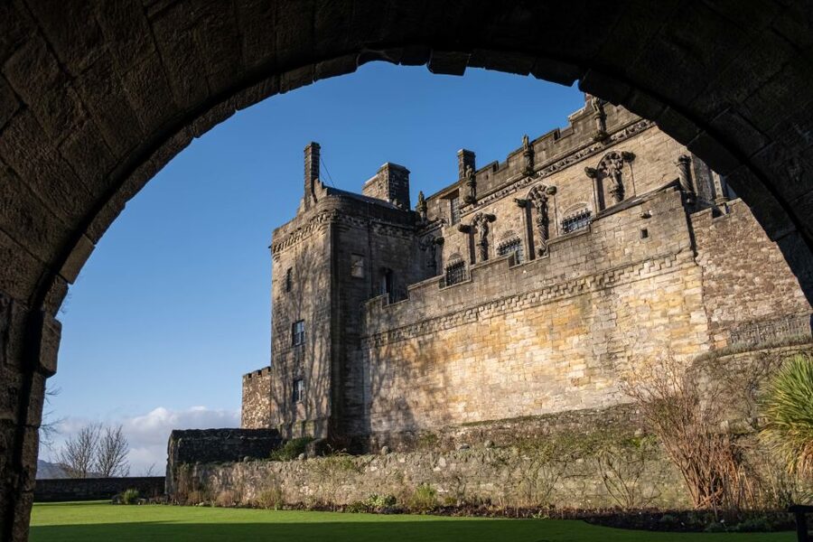 Stirling Castle: Skip-the-Line Guided Tour in Spanish - The royal palace and Scotland’s Renaissance court