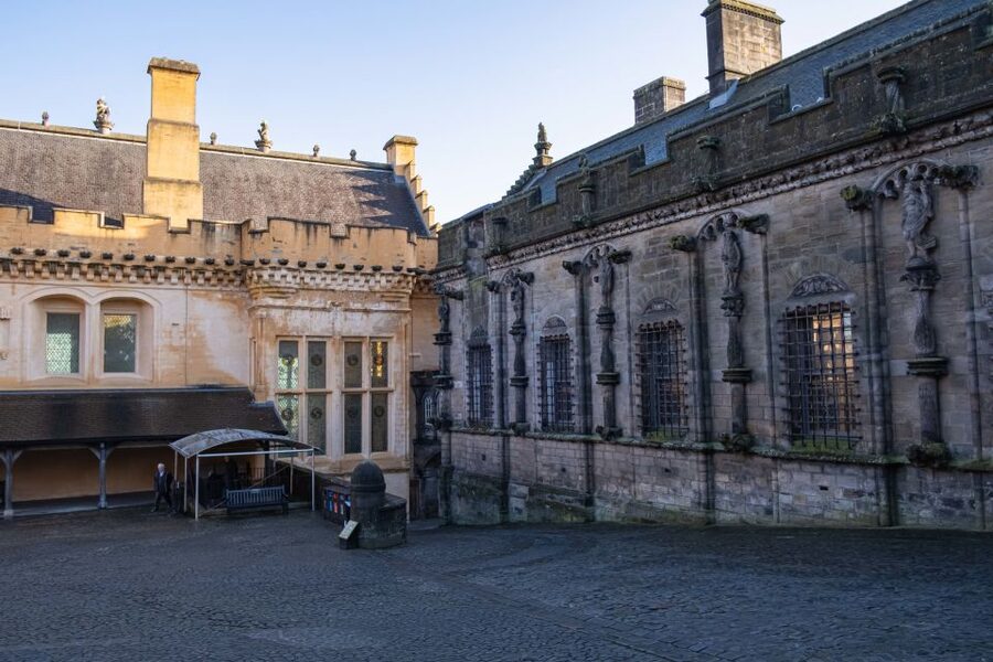 Stirling Castle: Skip-the-Line Guided Tour in Spanish - What the 90-minute format does well