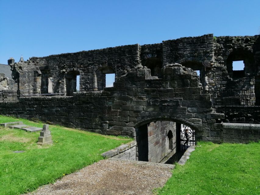 Stirling: Daily Guided Walking Tour (11am & 2pm) - What the guides add to the experience