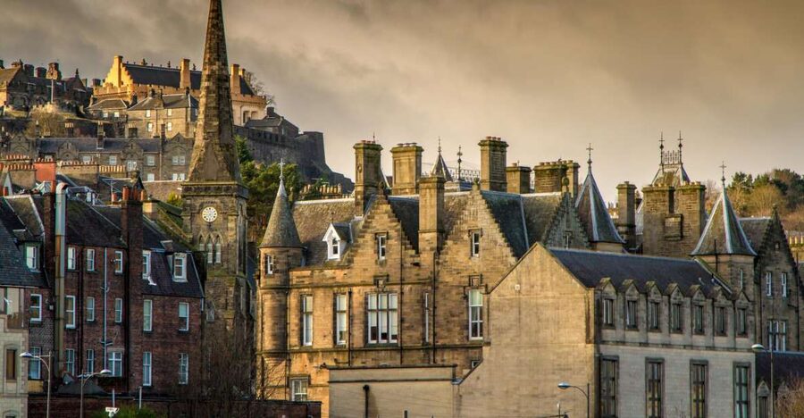 Stirling: Historical Walking Tour in Spanish - What $24 gets you
