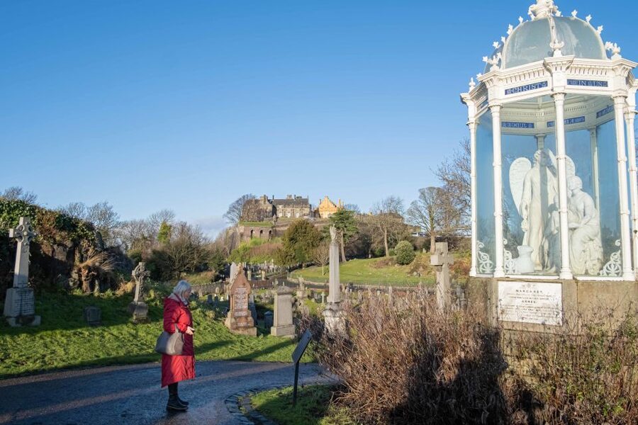 Stirling: Historical Walking Tour in Spanish - The medieval wall and the climb to the highest part