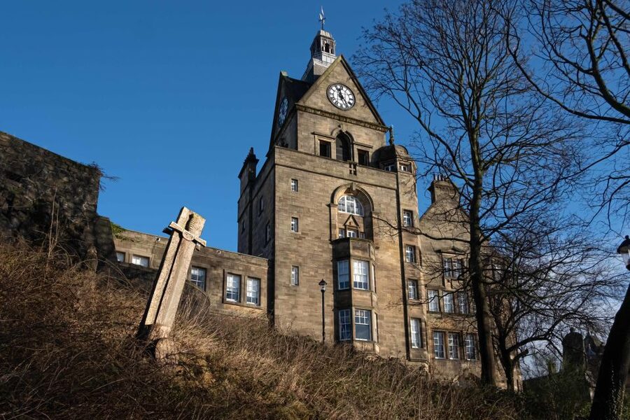 Stirling: Historical Walking Tour in Spanish - Mercat Cross, the Tollbooth, and public authority