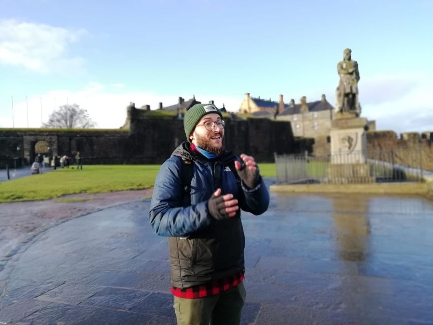Stirling: Historical Walking Tour in Spanish - The Old Cemetery, Pyramid Star, and quieter details