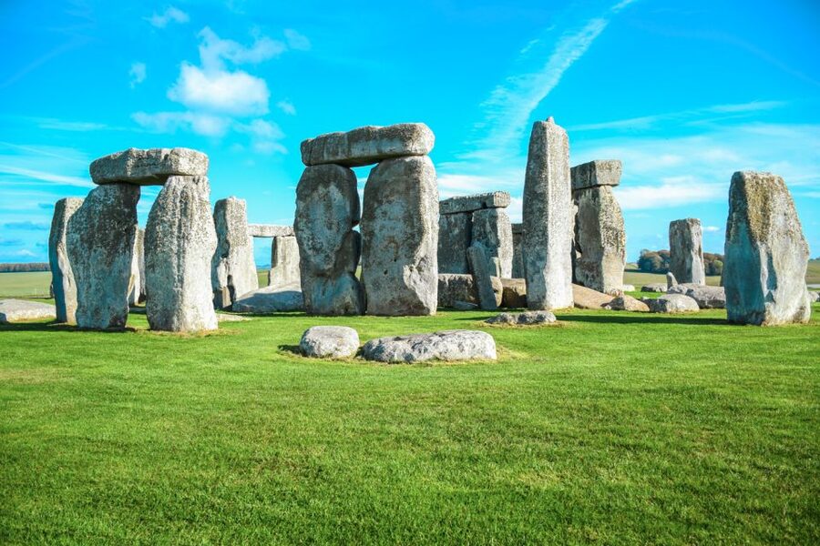 Stonehenge & Bath: Full-Day Coach Tour from London - Leaving Victoria and settling into the coach