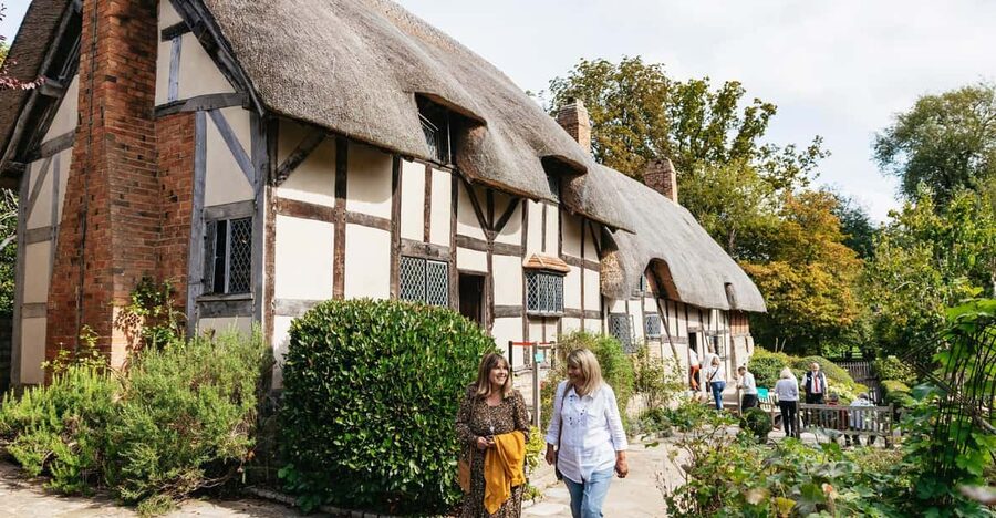 Stratford-upon-Avon: Anne Hathaway's Cottage Entry ticket - Entering the thatched cottage in Shottery